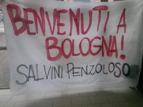 Bologna, "impiccato" fantoccio di Salvini