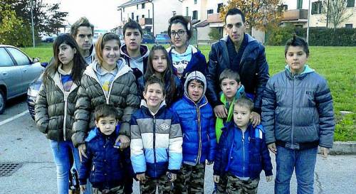 Il marito la lascia sola con 14 figli: "Non ce la faccio ad andare avanti"