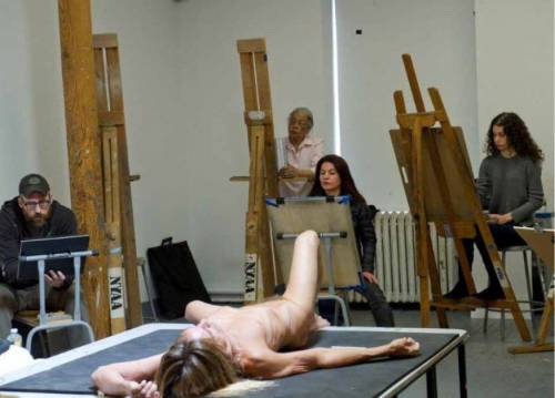 Iggy Pop posa nudo per una classe all'Accademia di belle arti di New York