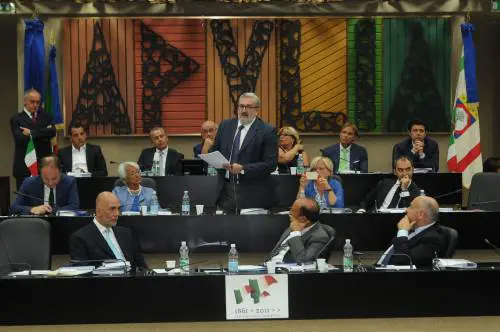Dalla "provetta" di Emiliano spunta il reddito di dignità