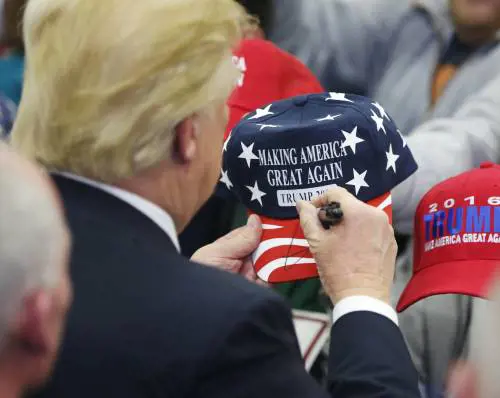 Donald Trump firma autografi a un comizio a Louisville, nel Kentucky