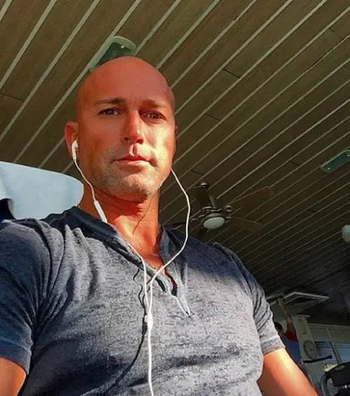 L'attacco a Bettarini: "Così ha offeso i suoi figli"