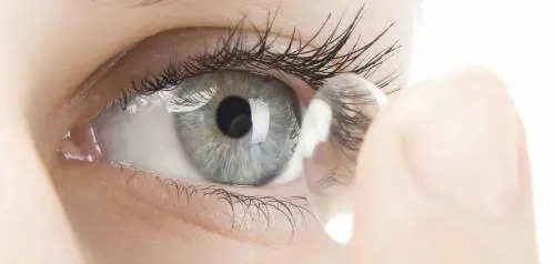 Lenti inserite anche quando dorme, batterio le divora l'occhio