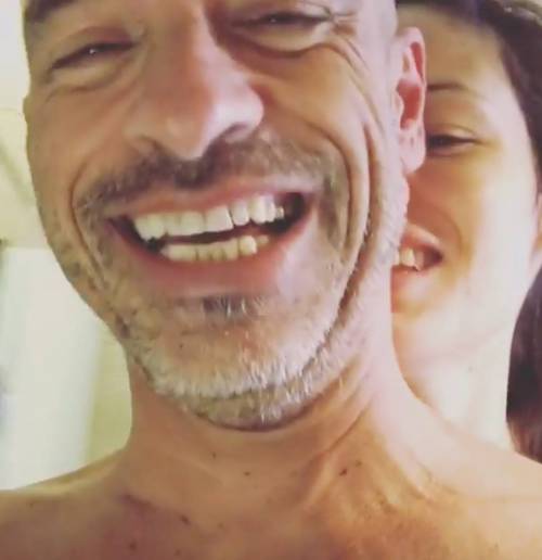 Eros e la moglie nudi su Instagram: "Ti schiaccio"