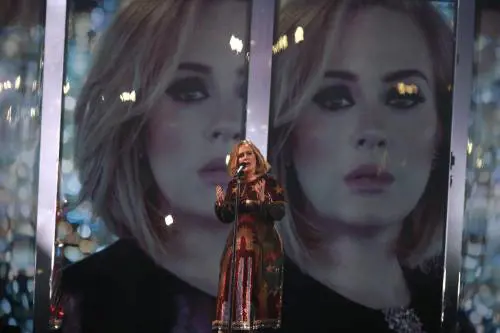 Adele: visita a una bambina malata durante il tour