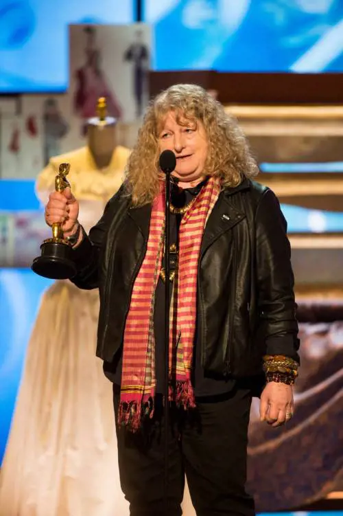 Oscar, la costumista Jenny Beavan riceve la statuetta ma nessuno applaude