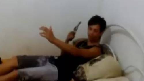 Si fa un selfie con la pistola: orrore per questo ragazzo