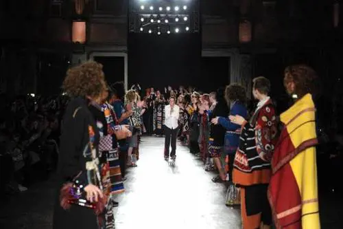 Il colletto laccato di Armani, gli ideogrammi Biagiotti, le ciabattine di pelo di Colangelo