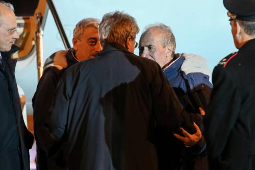 Gino Pollicardo e Filippo Calcagno accolti dal ministro Paolo Gentiloni all'aeroporto di Roma Ciampino