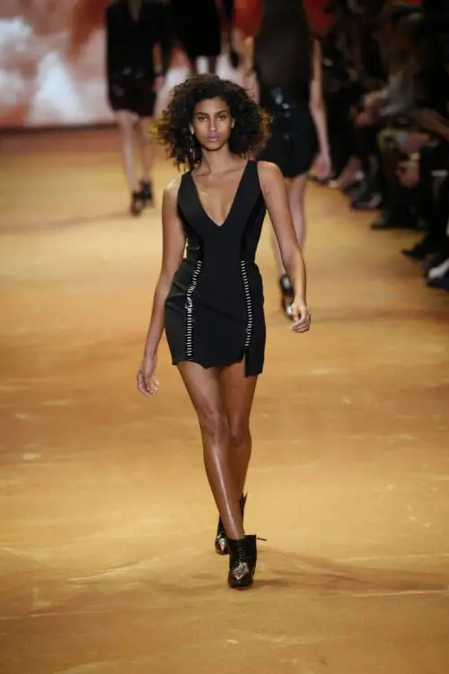 Anche nude ma col paltò A Parigi il fascino animale