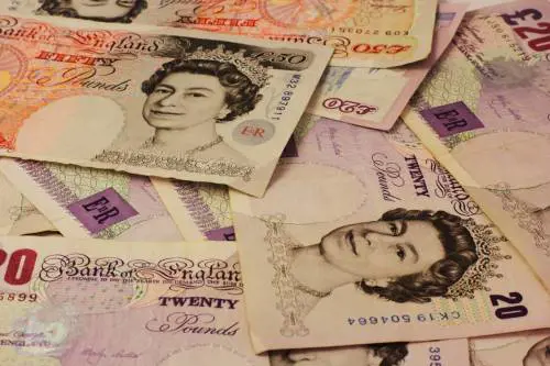 Londra "cancella" la filigrana: arriva la banconota di plastica