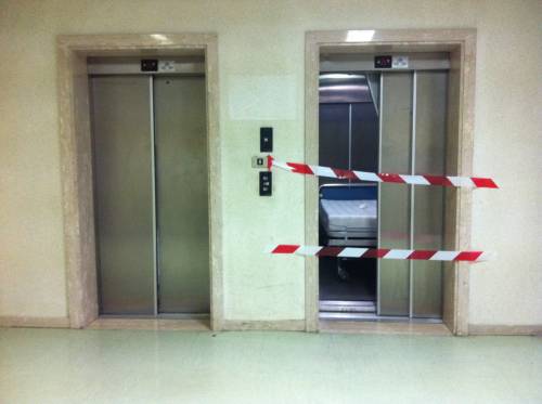 Genova, crolla ascensore: feriti mamma e figlia di 3 anni