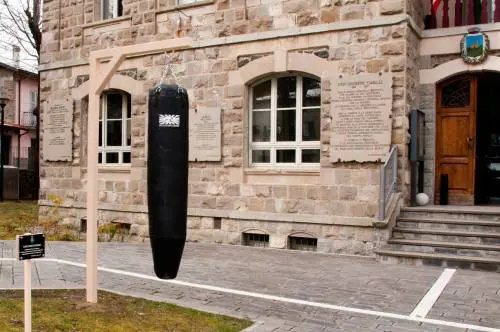 Un sacco da boxe davanti all'ufficio del sindaco: "Cittadini, sfogatevi"