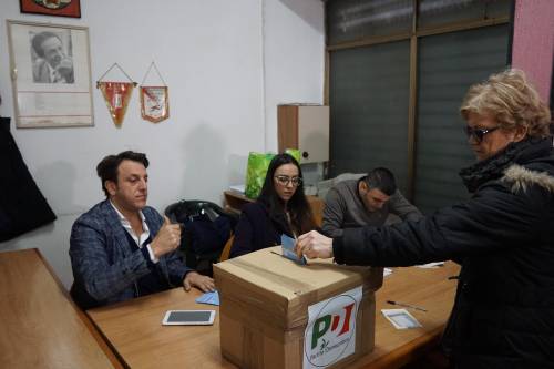 Primarie flop, a Roma meno elettori che a Milano. Minoranza Pd "commissaria" Renzi