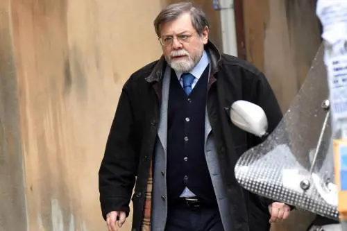 Il professor Angelo Panebianco esce dall'ingresso principale della Procura di Bologna