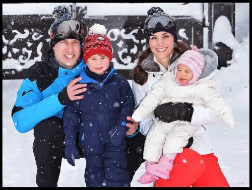 Giochi sulla neve per William, Kate, George e Charlotte