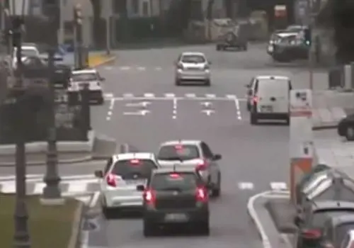 Insegue e tampona un'auto con a bordo due bimbi