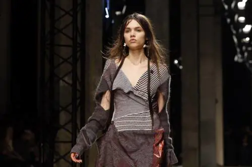 Sulla passerella l'incidente piccante. E la Westwood rimette tutto a posto