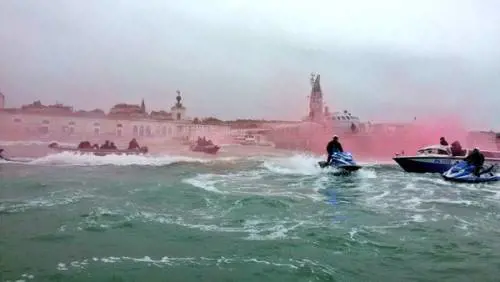 Scontri in acqua tra No Tav e polizia
