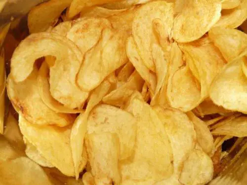 Ecco perché non smettiamo di mangiare le patatine