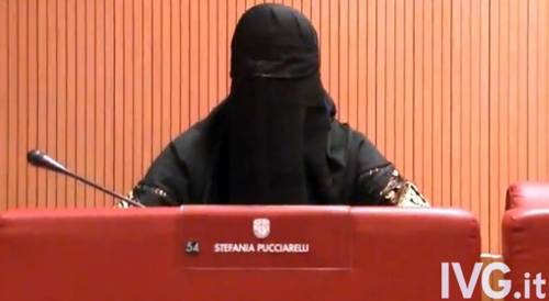 L'8 marzo con il burqa della consigliera leghista: "Do voce alle donne invisibili costrette a indossarlo"
