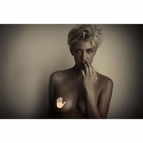 #touchthem: l'hashtag che scopre il seno per una buona causa