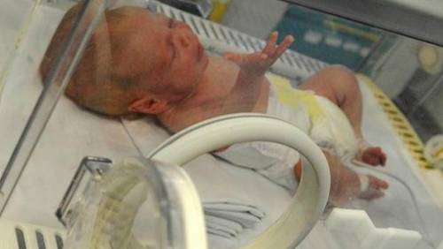 Bologna, neonato prematuro non riconosciuto viene "adottato" da 15 mamme