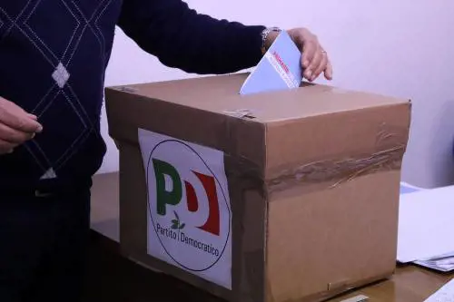 Ora il Pd vuole imporre le primarie a tutti