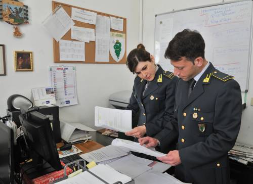 Pescia, arrestato per peculato sindaco Pd: "570mila euro in cellulari e iPad"