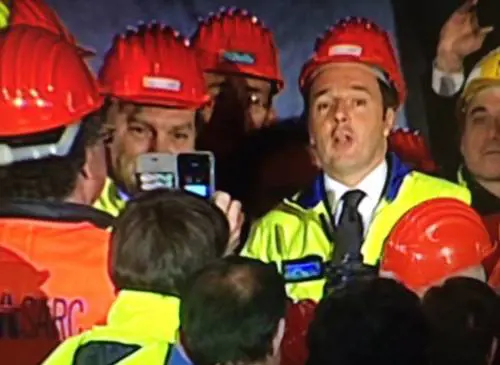 Renzi inaugura cantiere sull'A3. "Basta ridere dell'Italia"