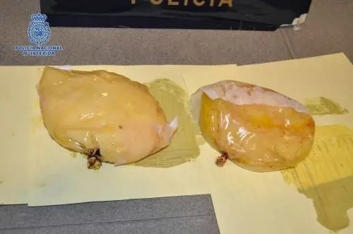 L'ultima frontiera del narcotraffico: coca nascosta nel corpo delle donne