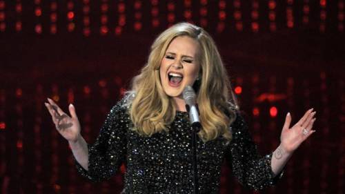 Adele commuove i fan: duetto con una ragazza autistica sul palco