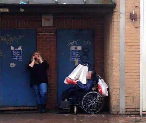 Usa disabile come carrello: ​la foto che indigna il web