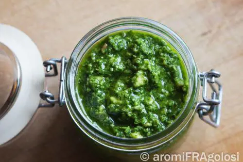 Pestato alternativo con foglie di ravanello e rucola