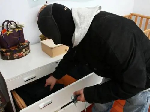 Case in Italia: boom di furti e la bufala dei proprietari