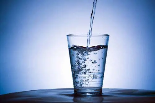 Bere l'acqua riduce la fame e fa dimagrire