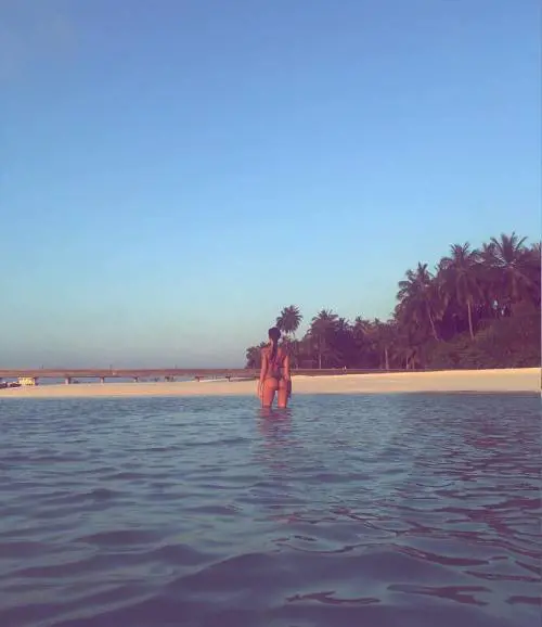 Belen Rodriguez si gode il successo di  Pequeños Gigantes alle Maldive