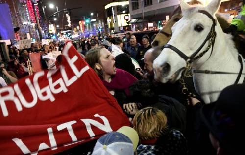 Scontri, feriti e aggressioni. Trump rinuncia a Chicago