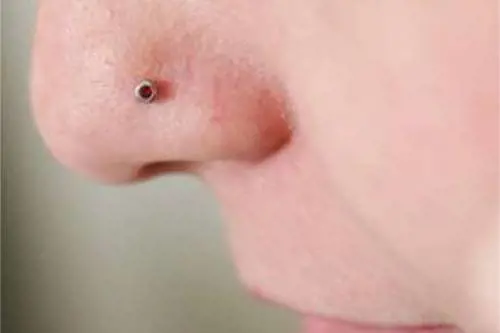 La studentessa del liceo ha piercing. Il prof: "Coprilo o te ne vai dall'aula"