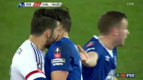 Diego Costa morde l'avversario come Suarez