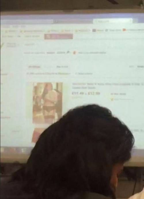 Davanti agli alunni ignari il prof cerca lingerie online