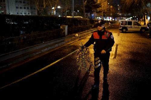 Un agente della polizia turca delimita l'area dell'attentato ad Ankara