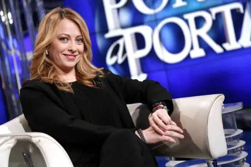 "Meloni faccia la mamma". Ed è bagarre su Bertolaso