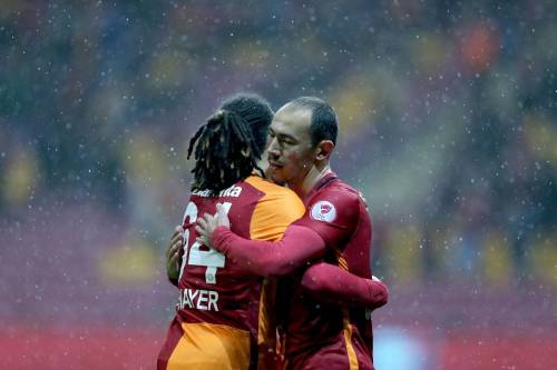 Umut Bulut (d) e Jason Denayer (s) in campo con il Galatasaray