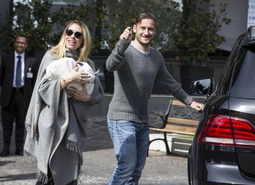 Francesco Totti e Ilary Blasi, primi scatti con la piccola Isabel: foto