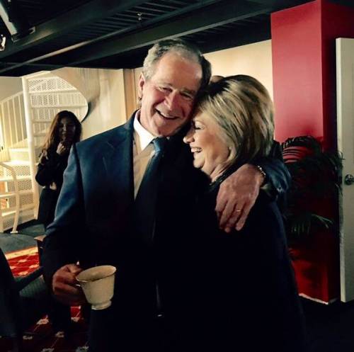 Quell'abbraccio affettuoso tra Hillary Clinton e George W. Bush