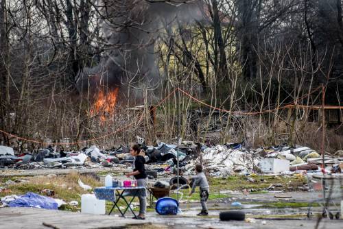 Occupazioni e spaccio nella terra di nessuno (soffocata dal traffico)