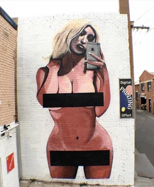 Kim Kardashian, il selfie nudo diventa un murales: foto