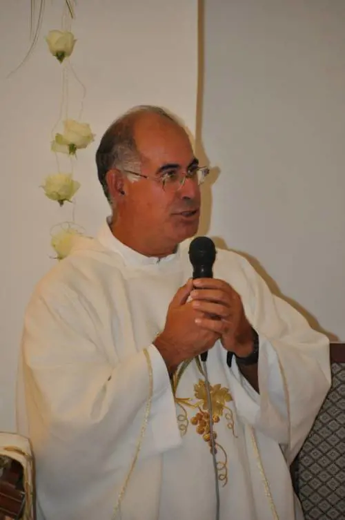 Scomunicato il don anti-tumori. Ma lui resiste: "Non mi dimetto"