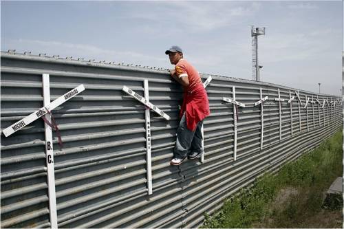 Usa-Messico, ecco chi cerca di scavalcare il muro oggi